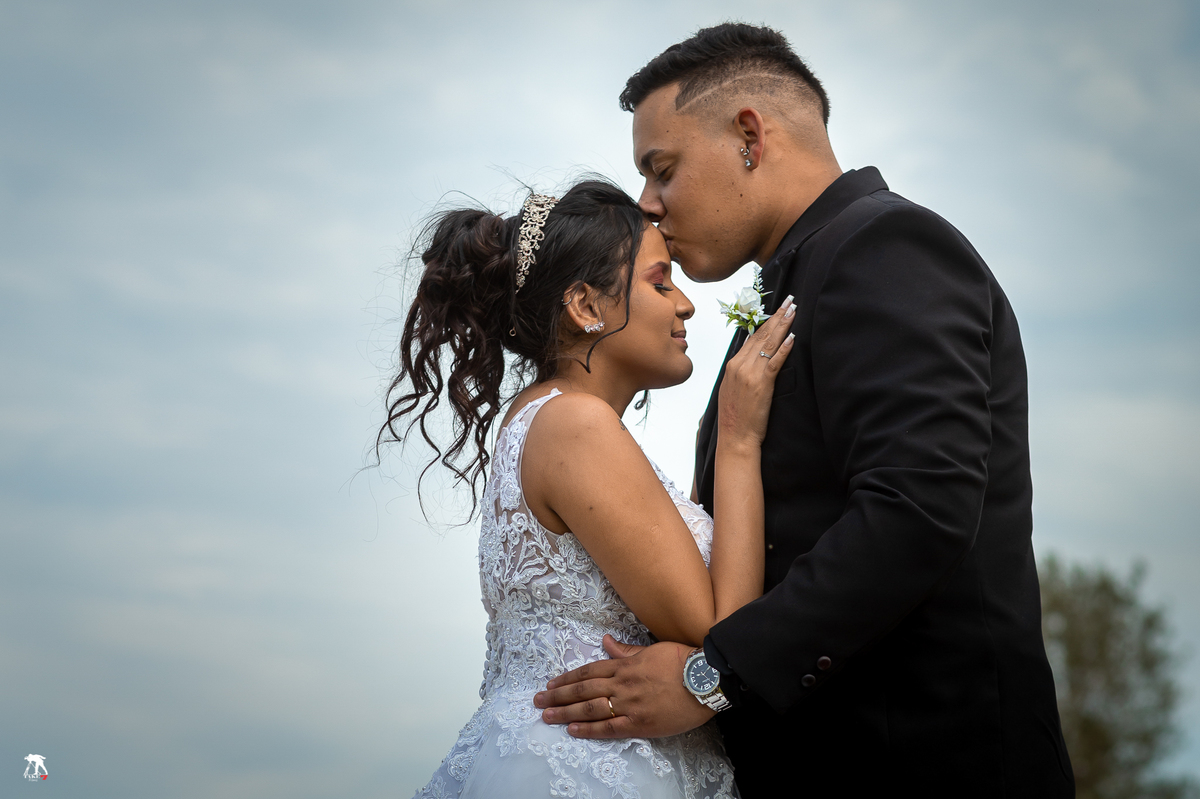 noivo beijando a testa da noiva 