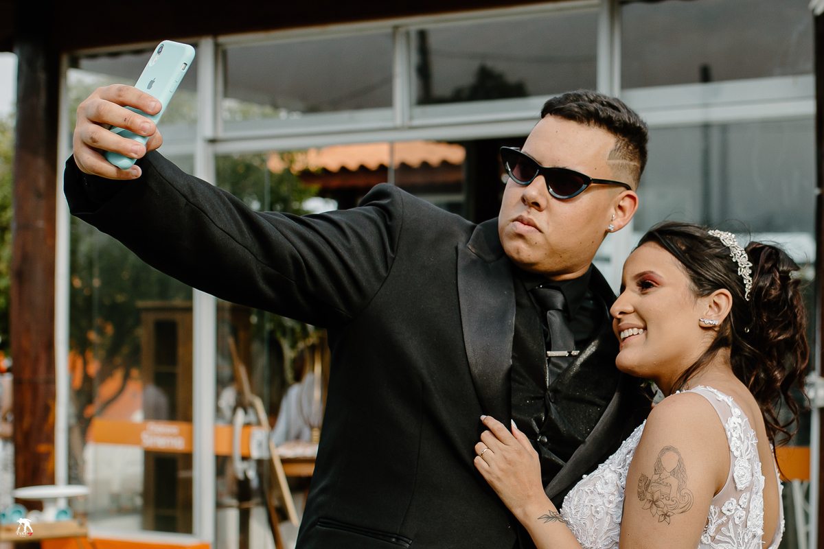 noivos fazendo Selfie 