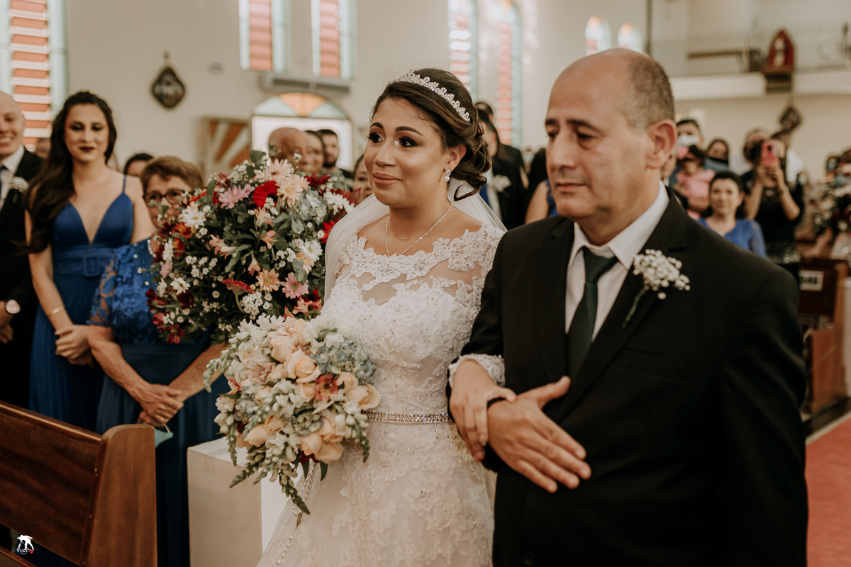 noiva com pai na cerimônia 