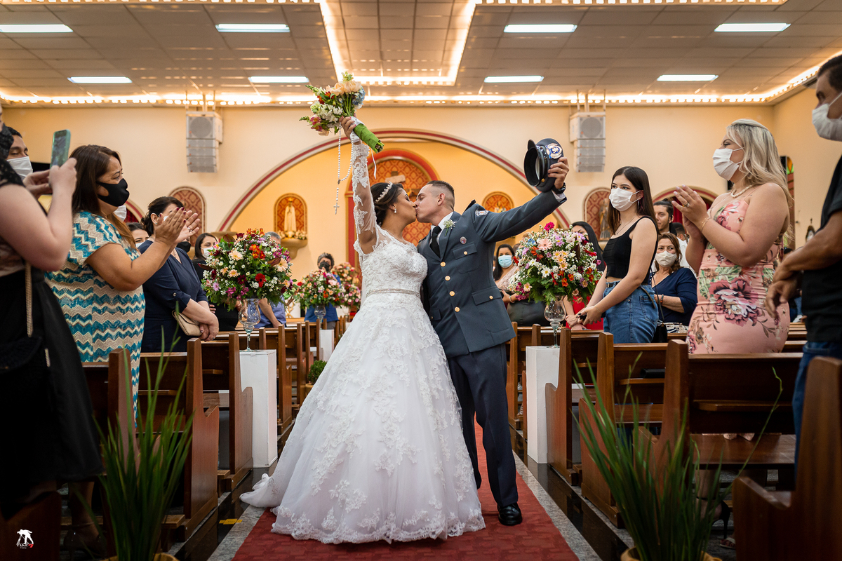 noivos se beijando na igreja 