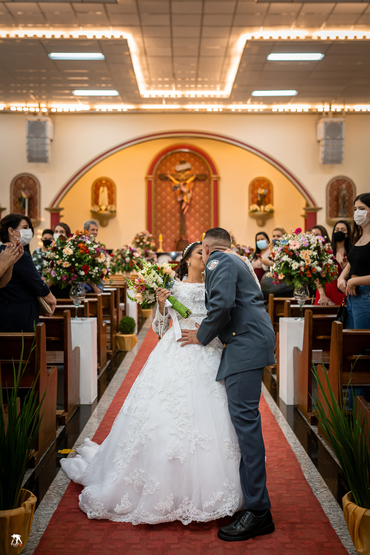 noivos no corredor da igreja 