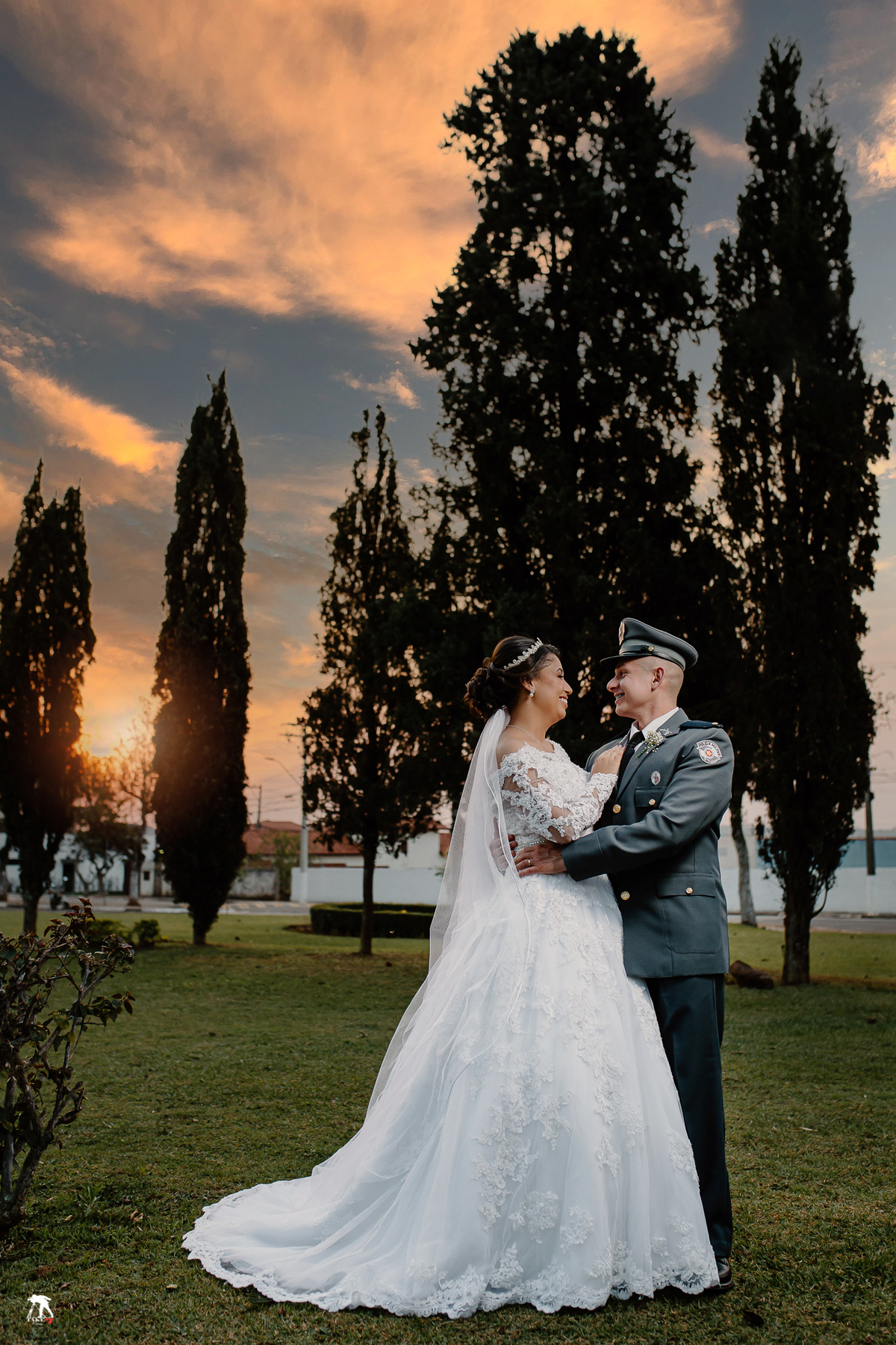 noivos com por do sol 