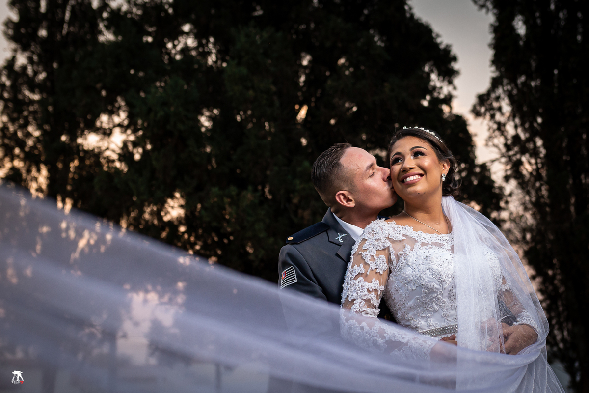 noivos com vèu da noiva 