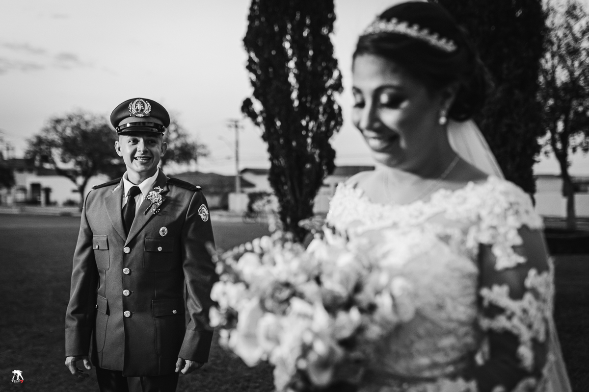 noivo olhando pra noiva 