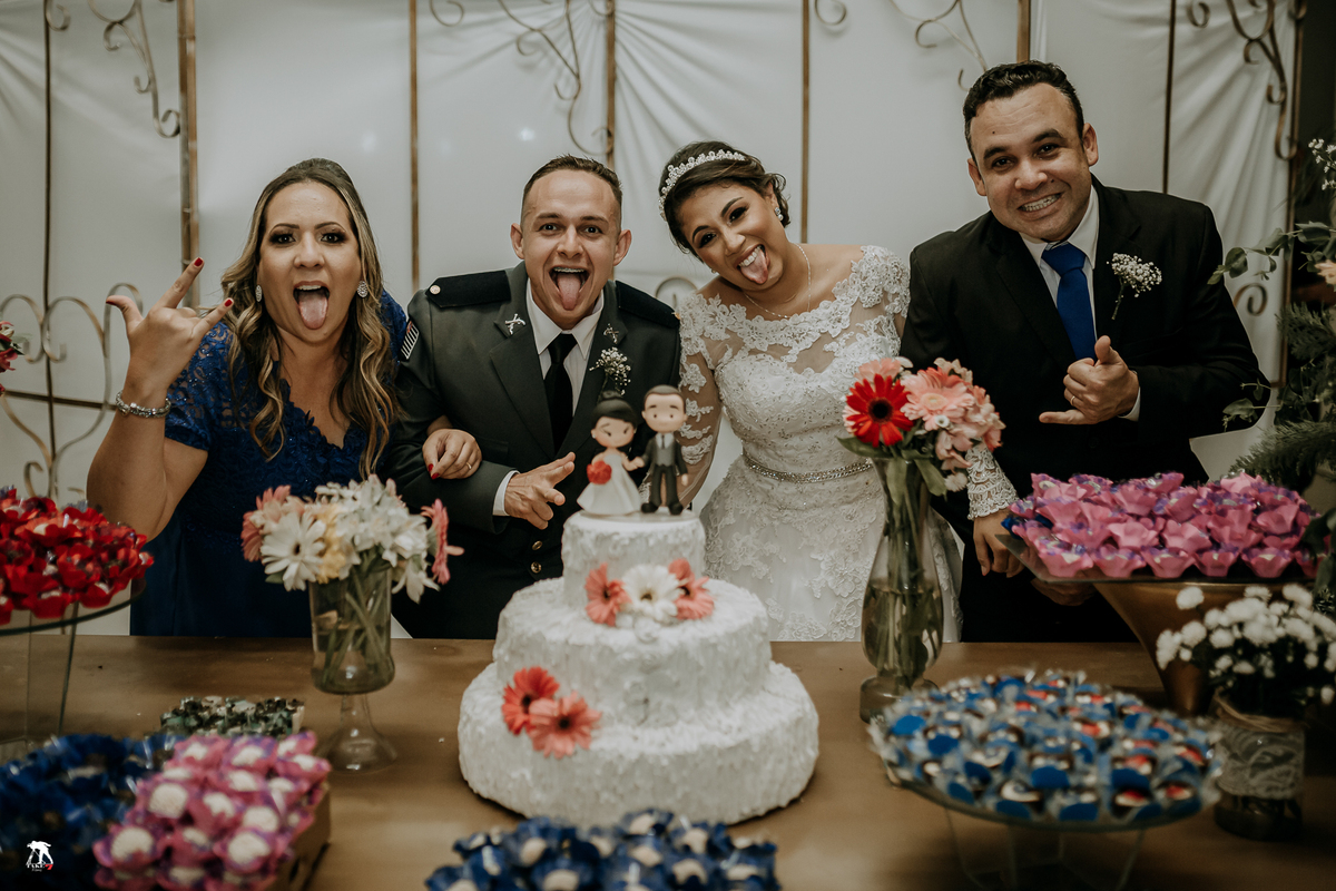 noivos com padrinhos na mesa do bolo 