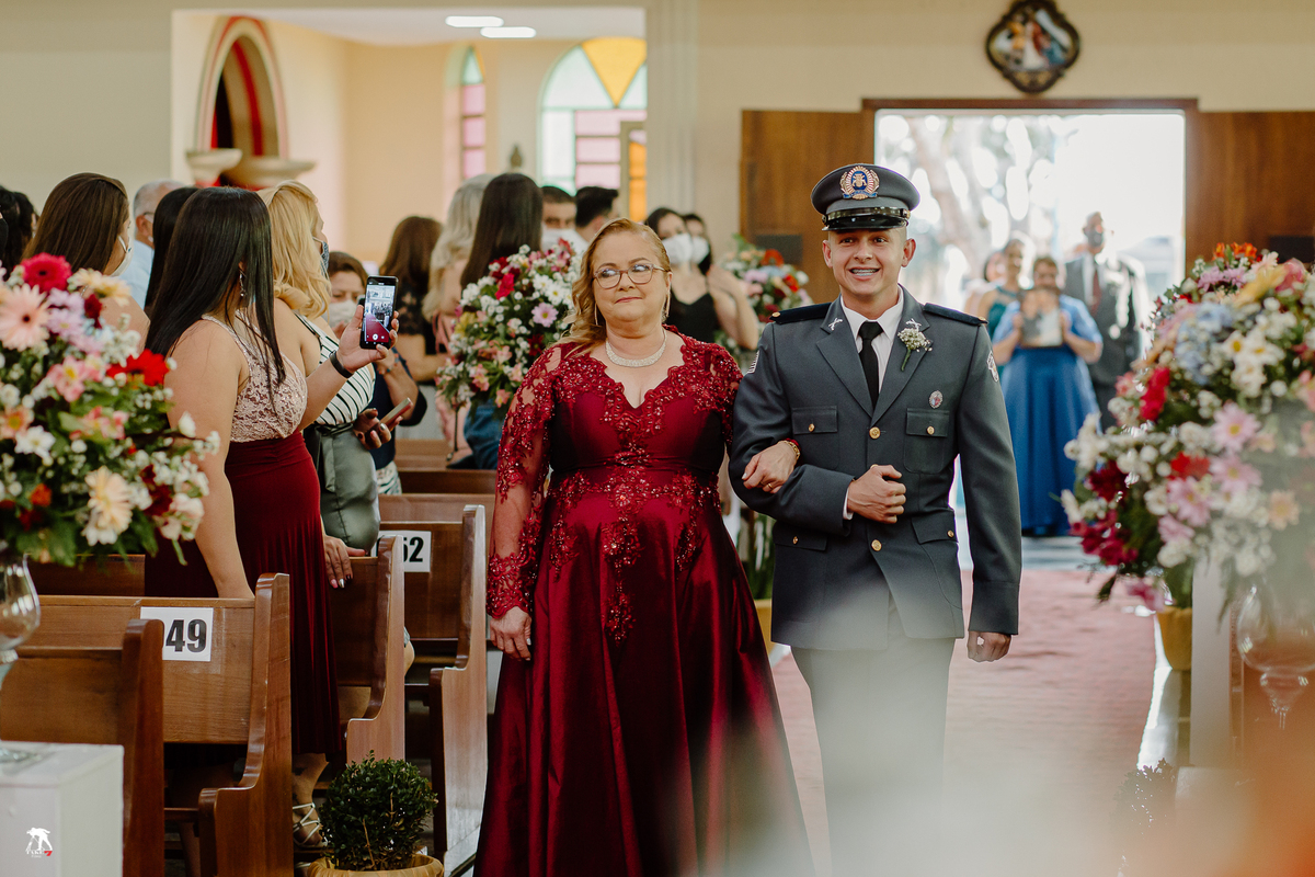 entrada do noivo com a mãe 