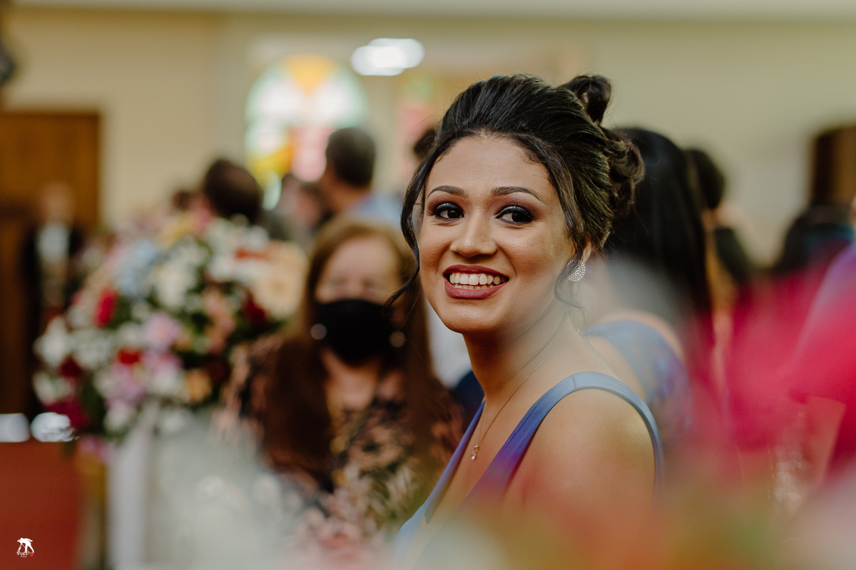 madrinha sorrindo na cerimônia 