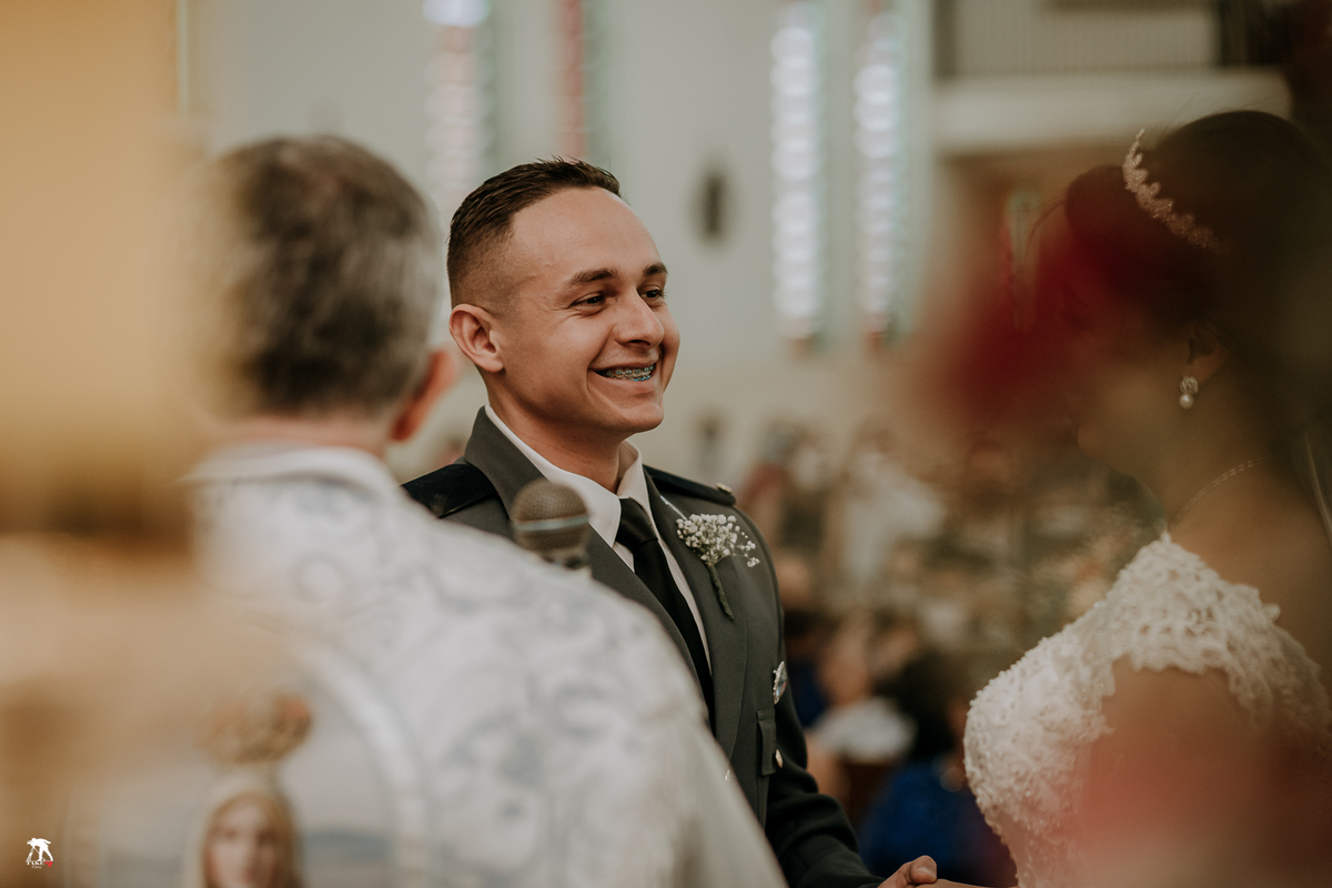 noivo sorrindo pra noiva 