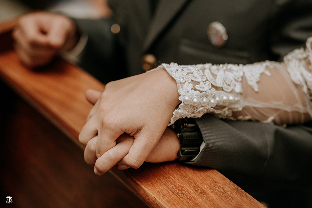 noivos de mãos dadas 