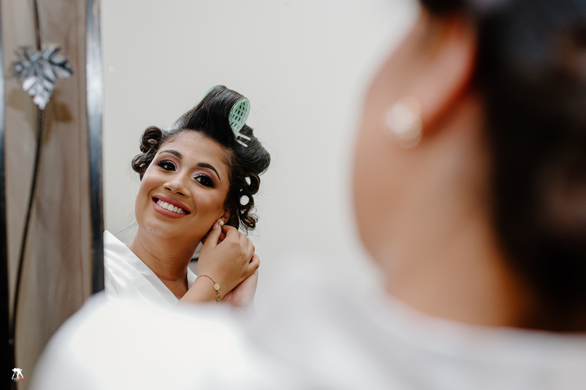 noiva colocando brinco 