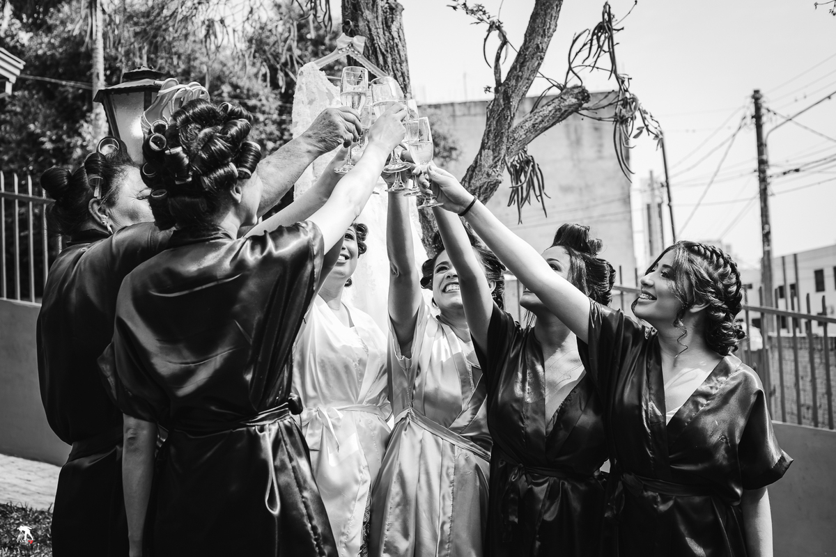 noiva com madrinhas no making-of 