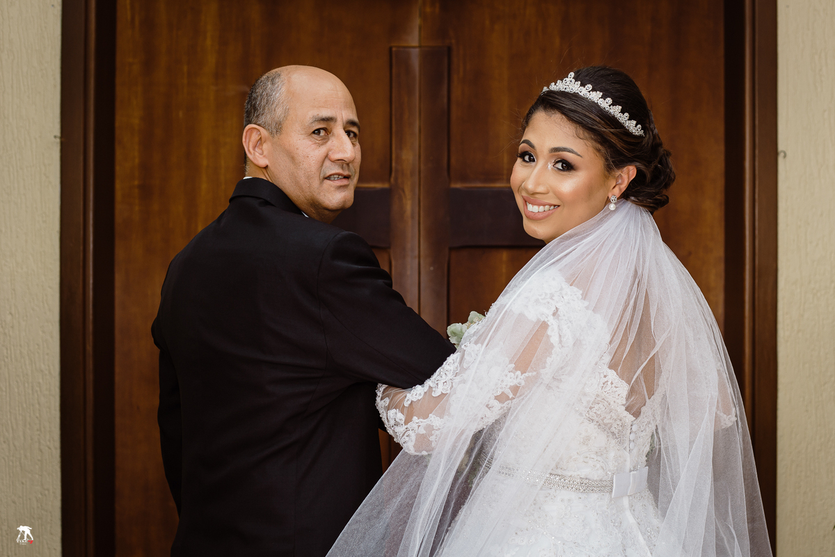 noiva com pai na porta da igreja 