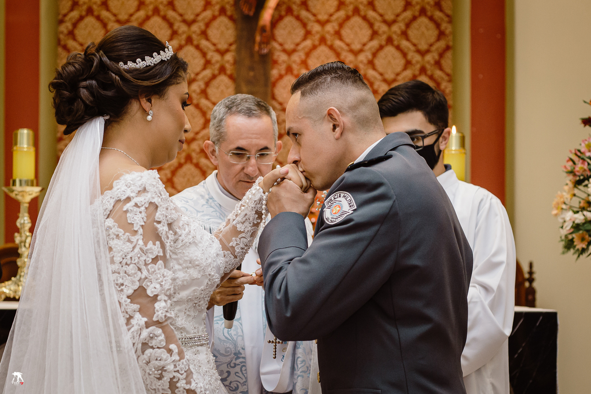 noivo beijando a aliança 