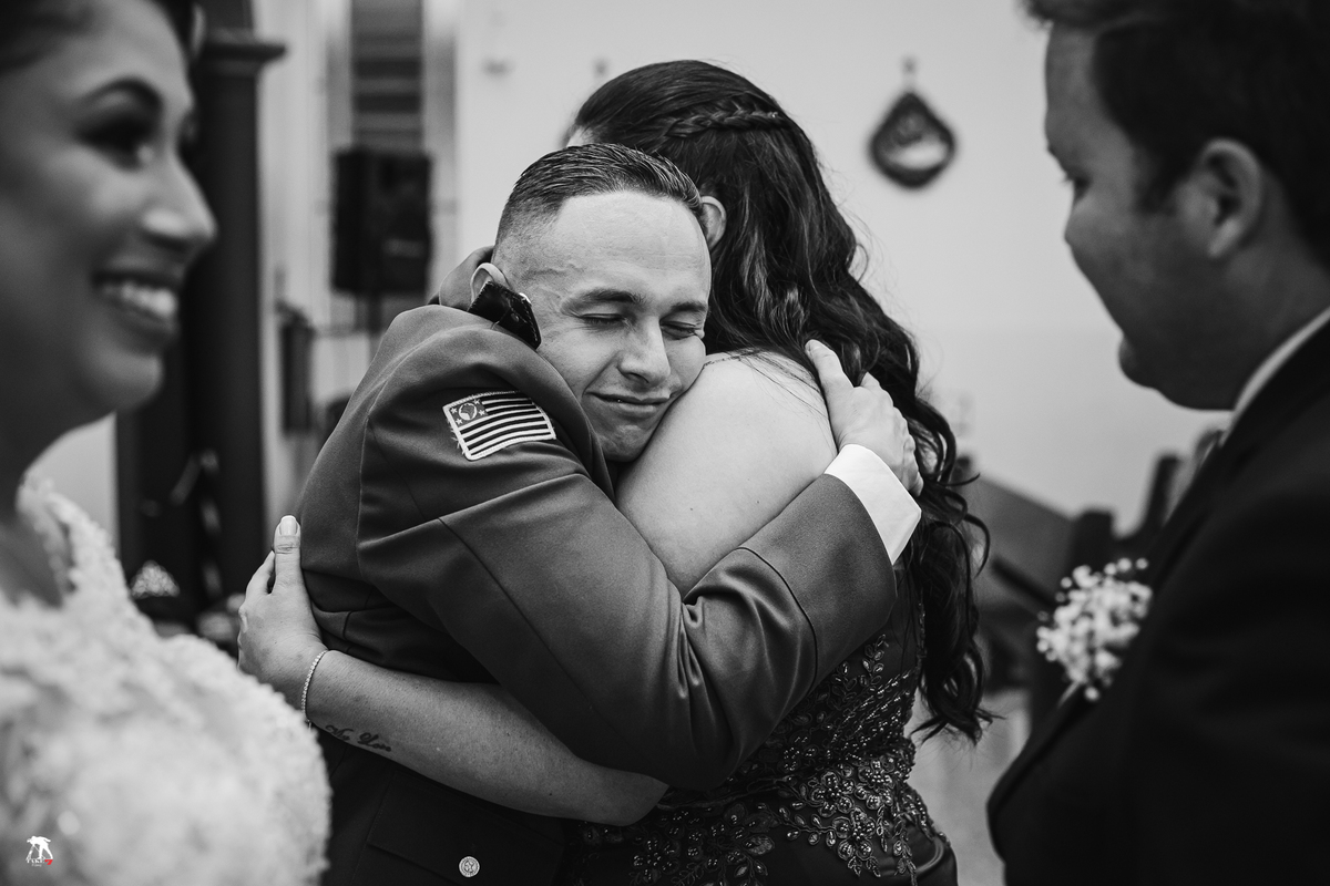 noivo abraçando madrinha 