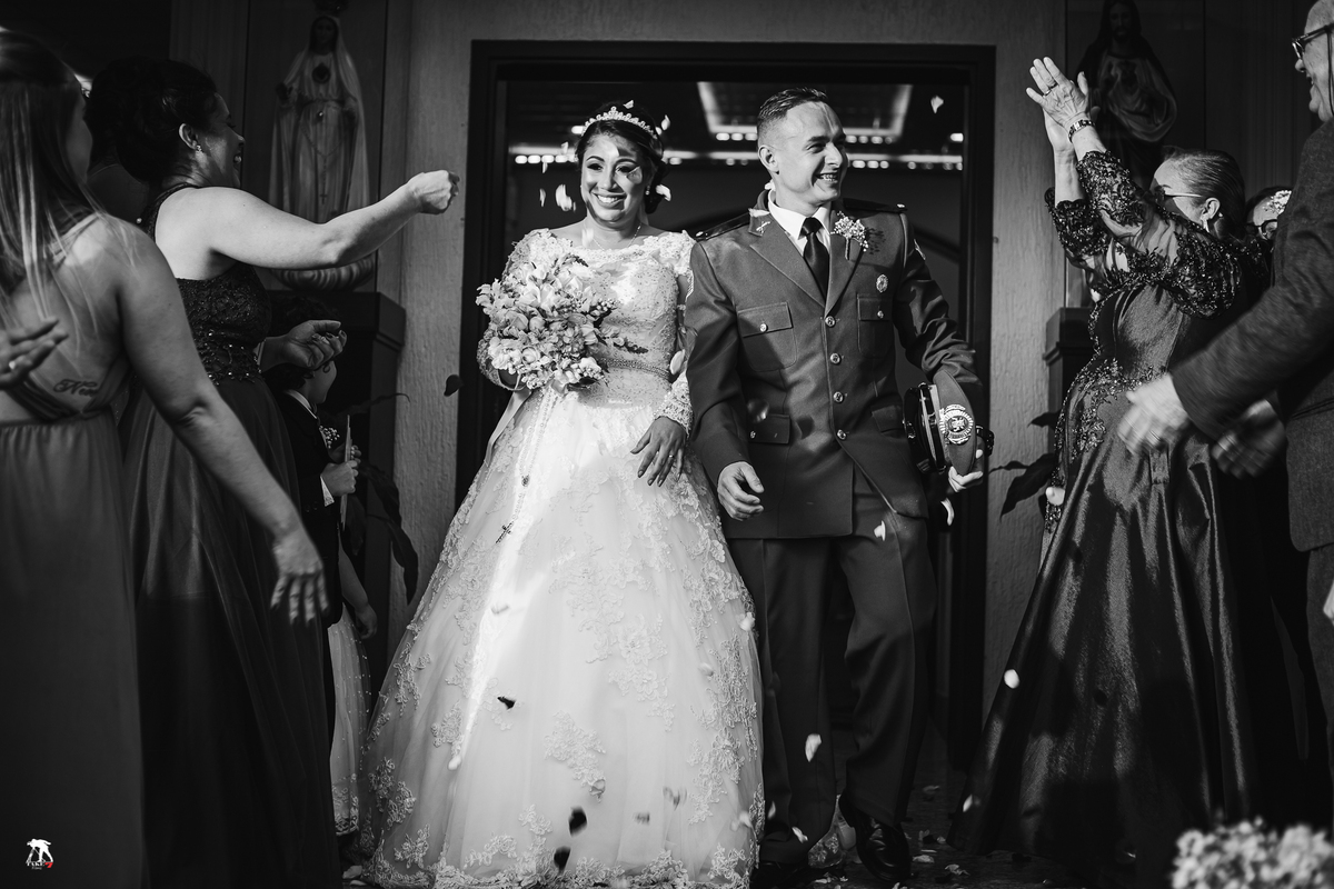 noivos na porta da igreja 