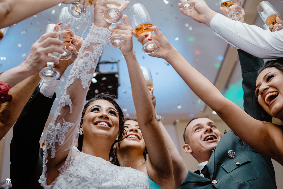 brinde dos noivos com padrinhos 