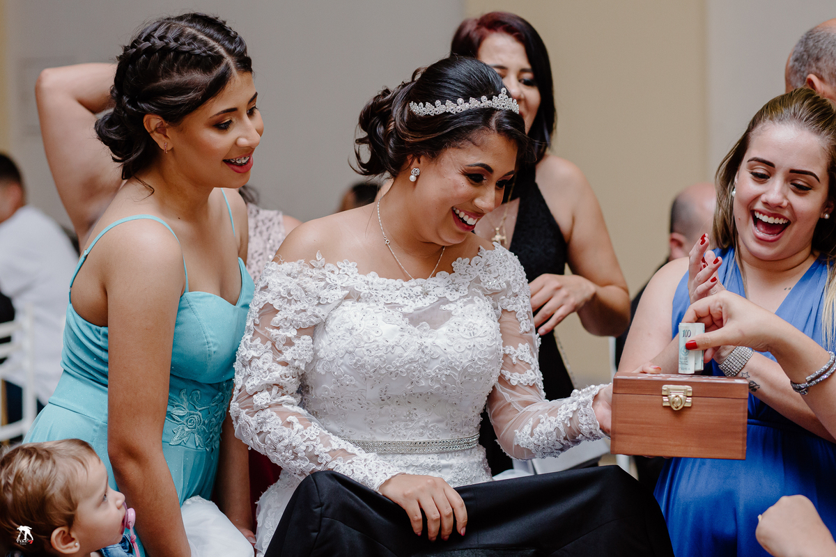 noiva vendendo sapato no casamento 