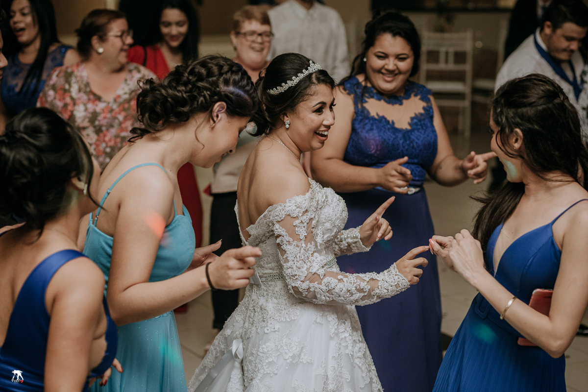 noiva dançando no casamento 