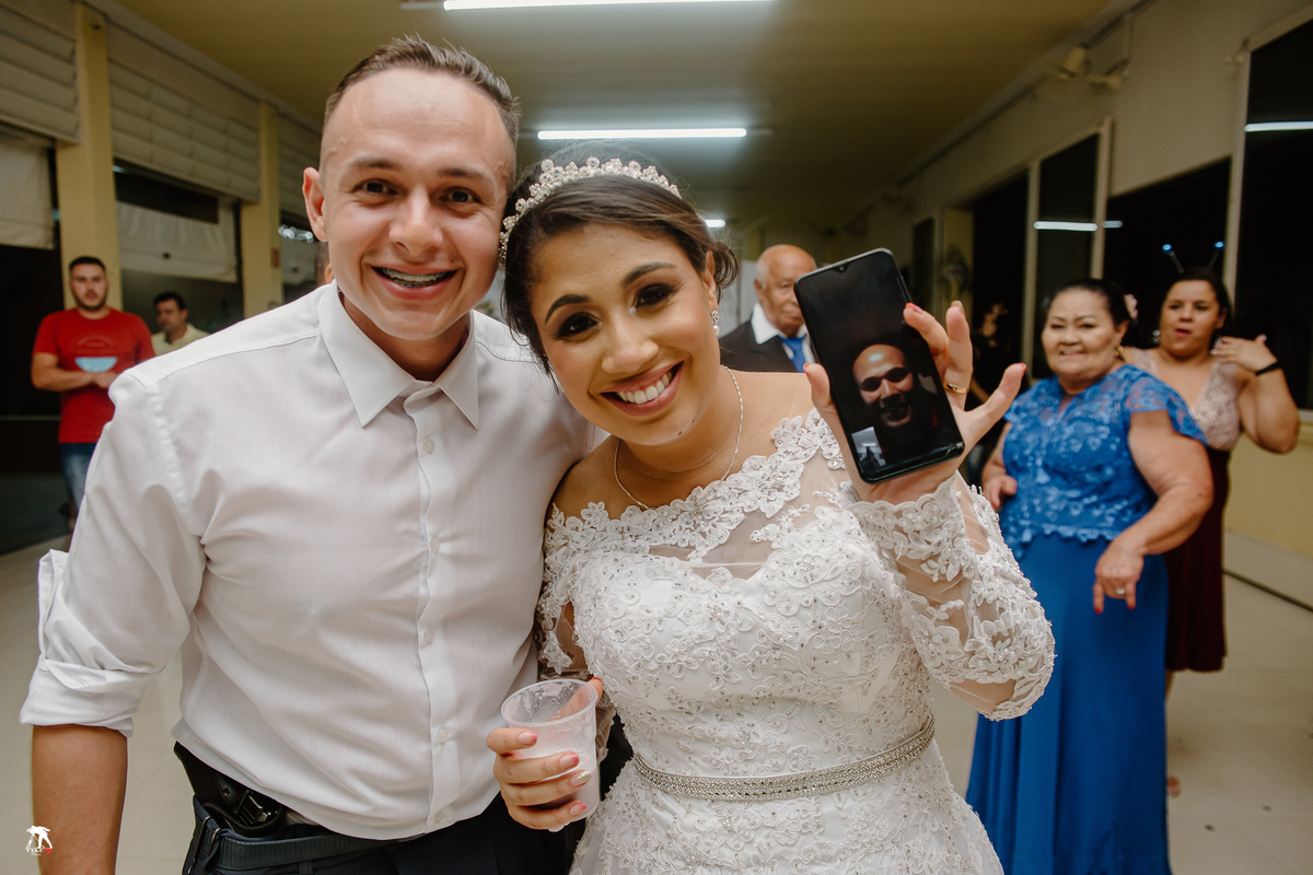 noivos com chamada de vídeo no casamento 