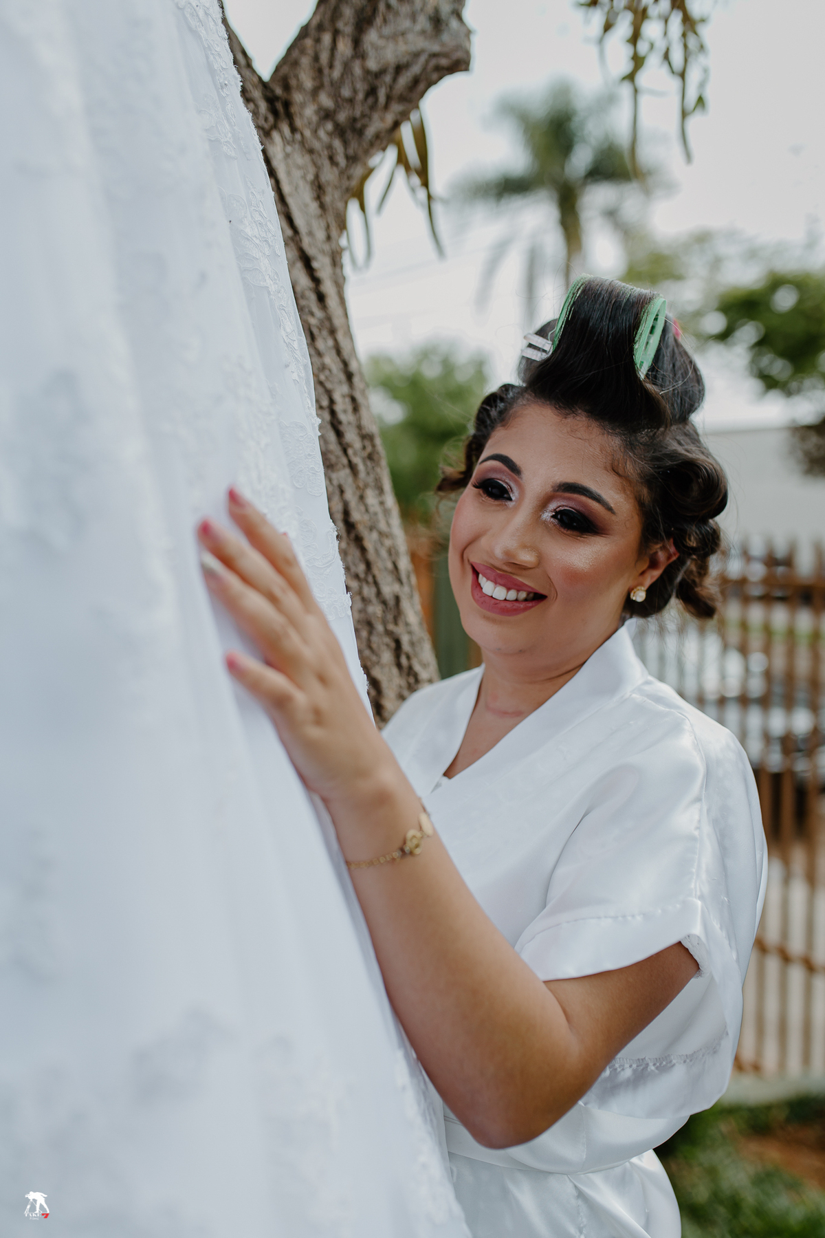 noiva olhando o vestido