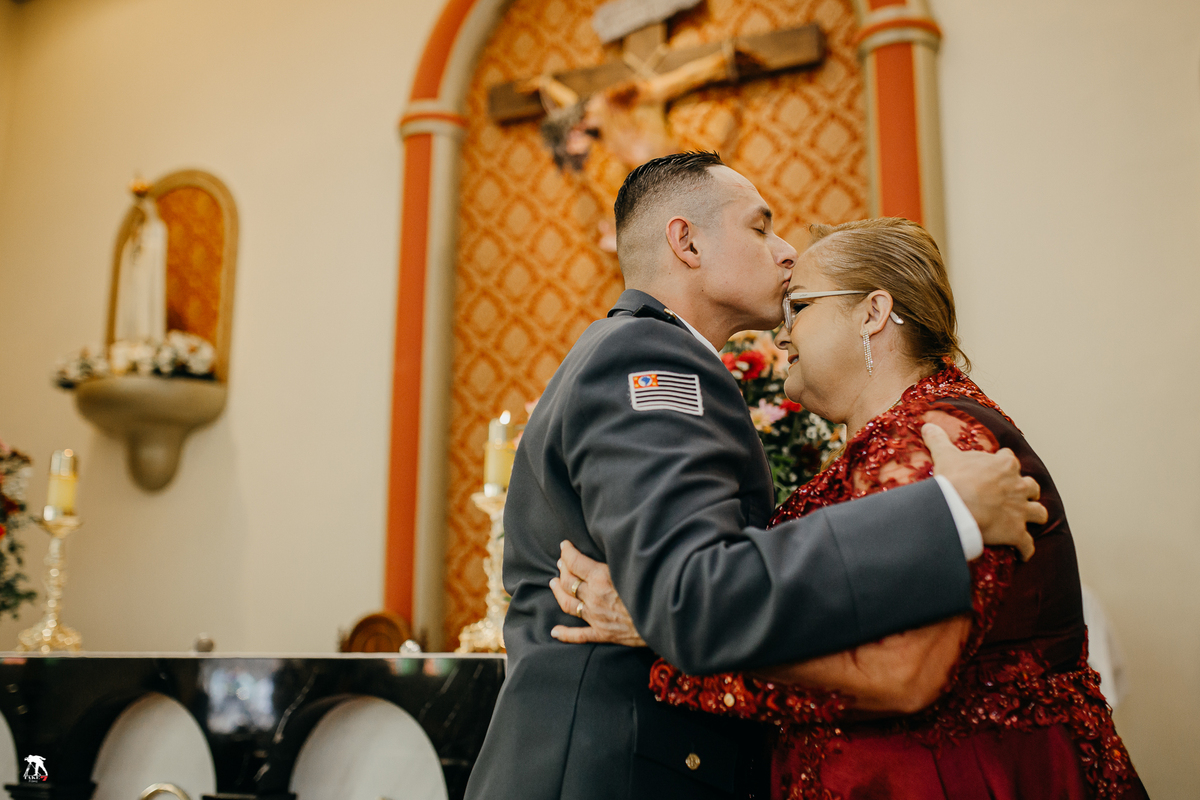 noivo beijando a testa da mãe 