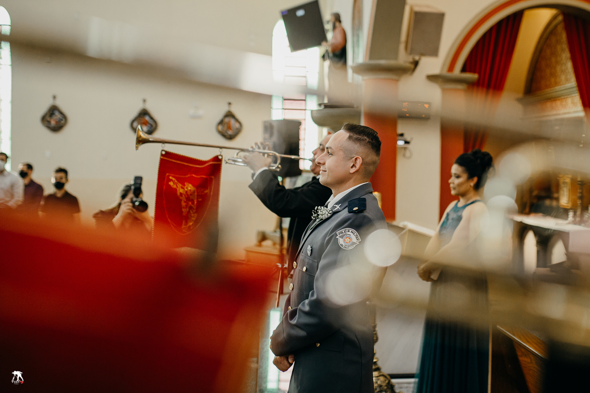 Noivo no altar da cerimônia 