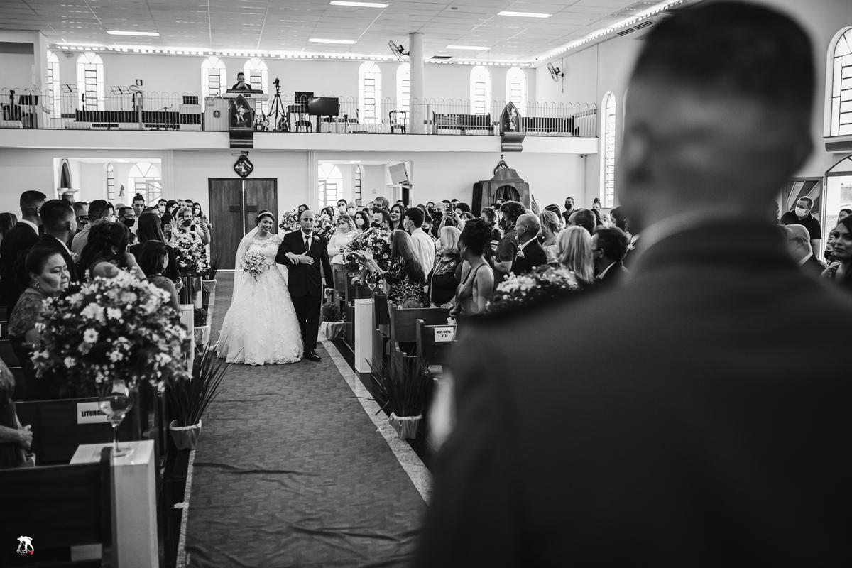 olhar do noivo na entrada da noiva 