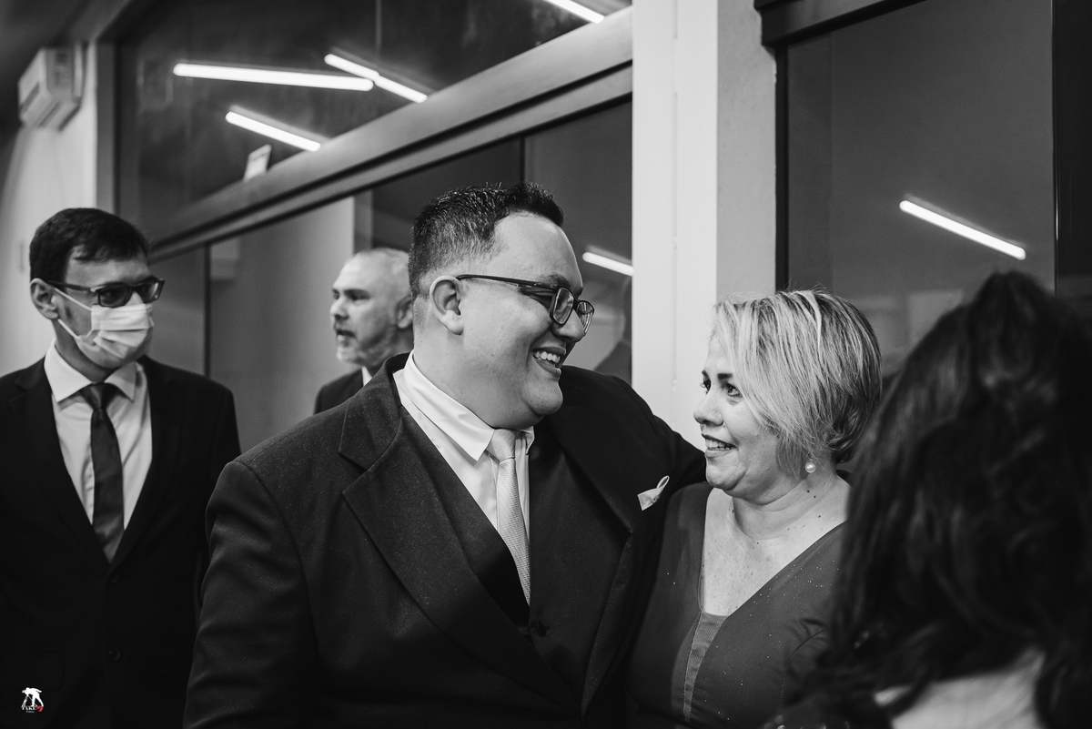 noivo com convidados 