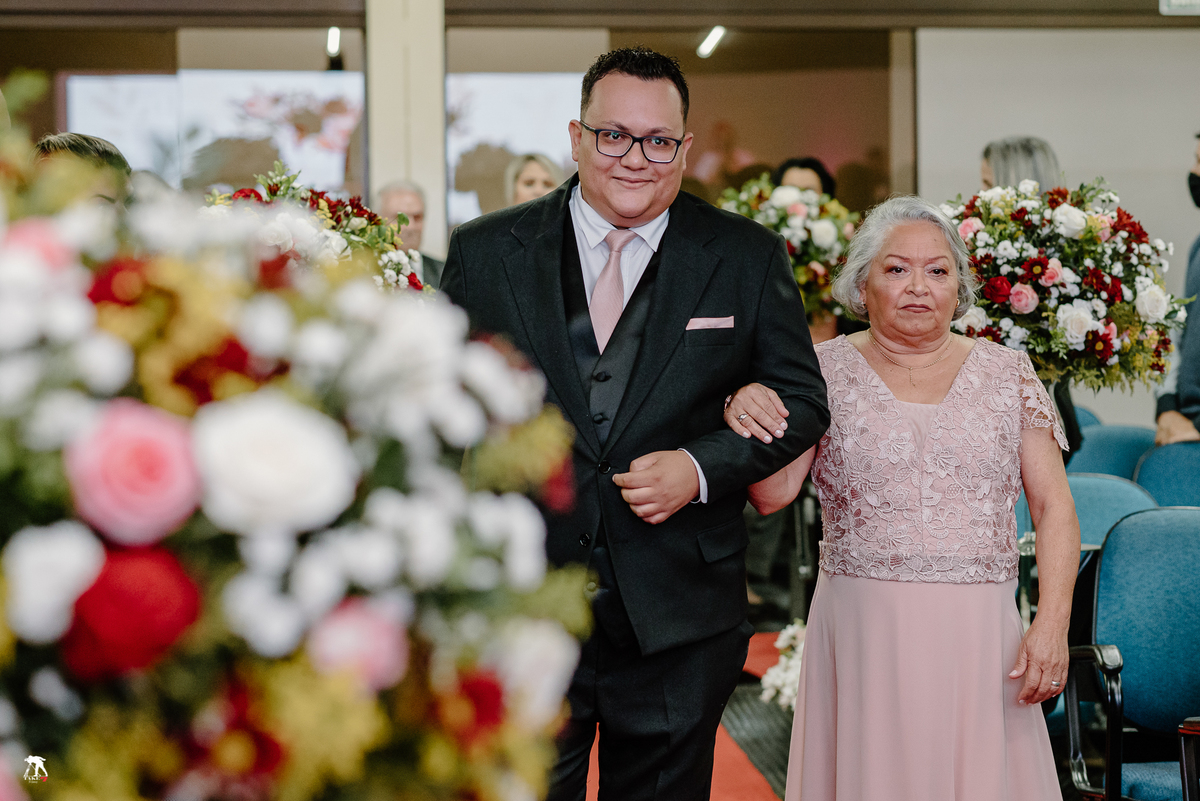 entrada do noivo com mãe 