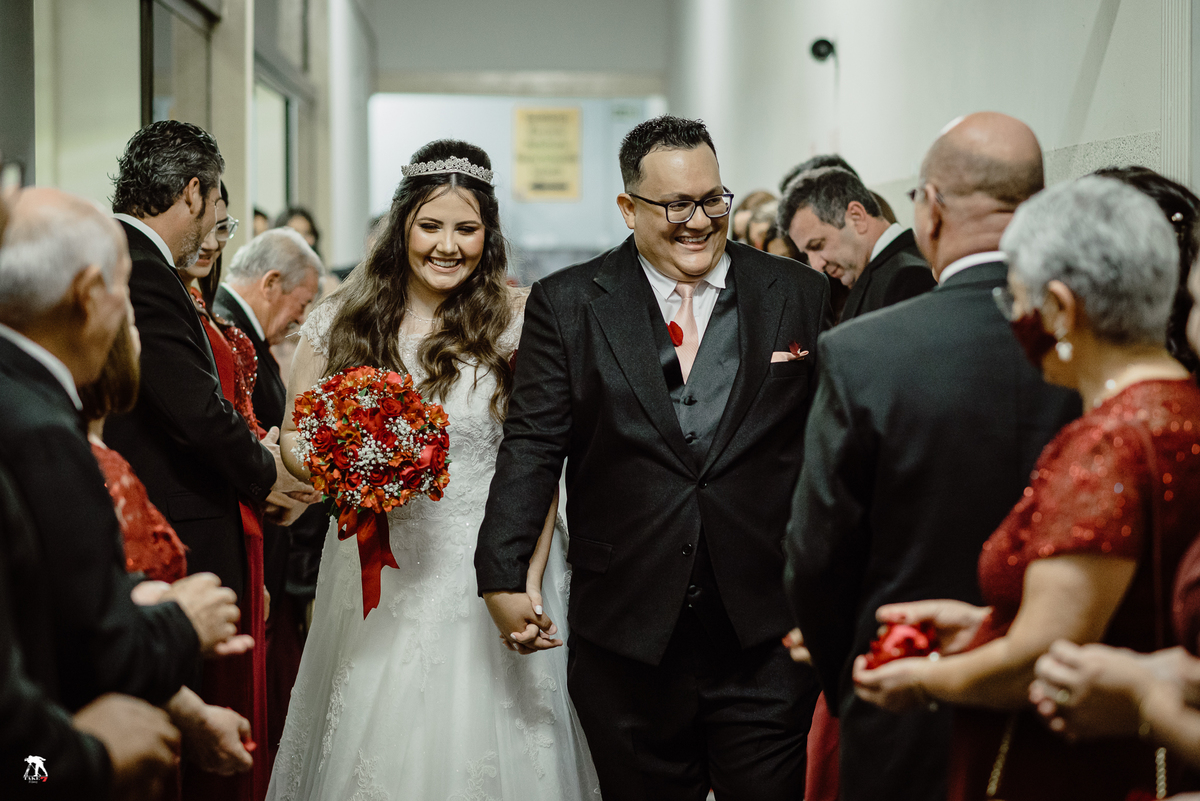 saída dos noivos da cerimônia 