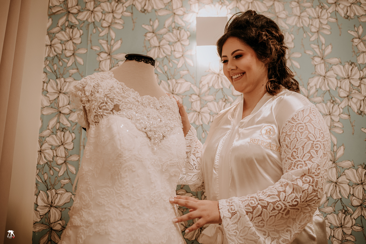 noiva olhando vestido de noiva 