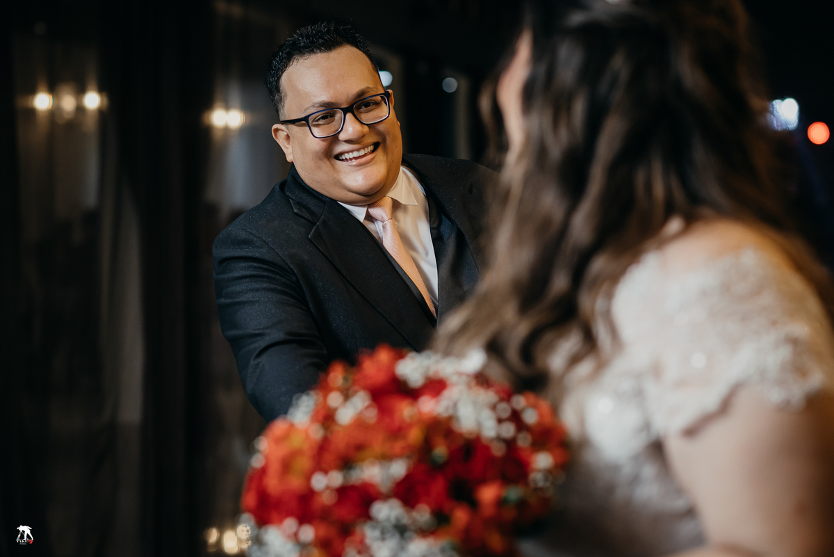 noivos se olhando na festa de casamento 