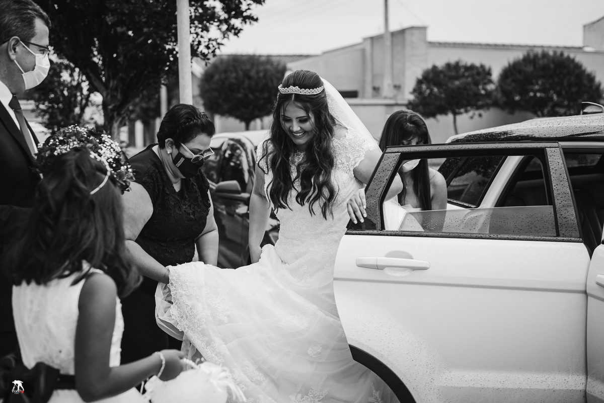 noiva sando do carro 