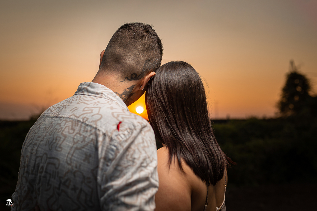 noivos com por do sol 