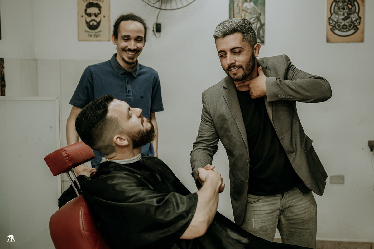 Noivo e Padrinhos na barbearia 