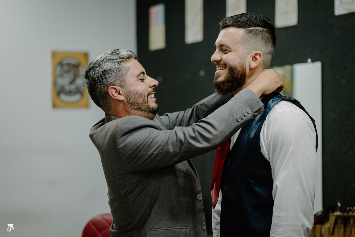 Padrinho colocando gravata 