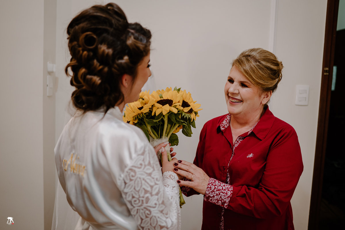 Mãe entregando o buque da noiva 