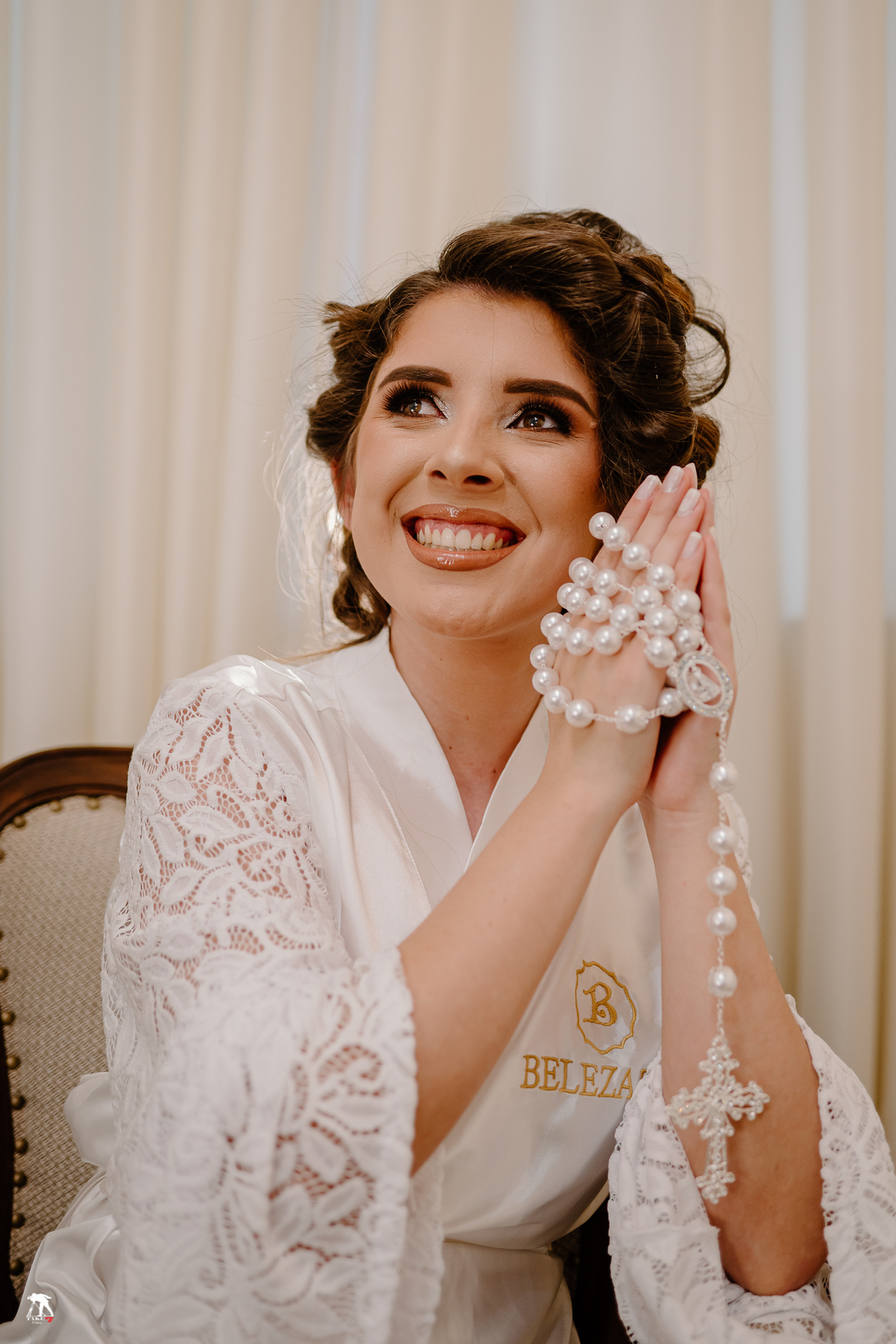 Noiva com terço em mãos