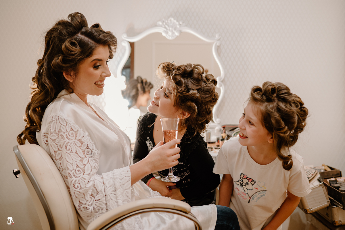 Noiva com madrinha de aliança 