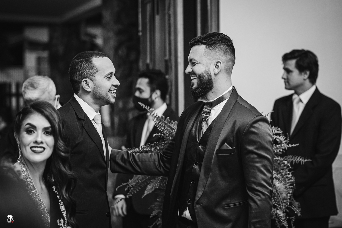 Noivo com padrinhos na igreja 