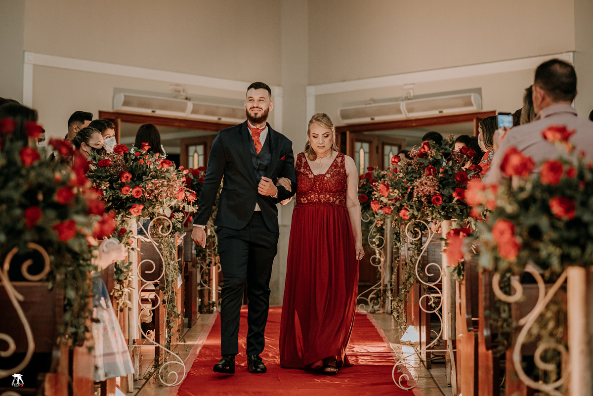 Entrada do noivo com mãe 