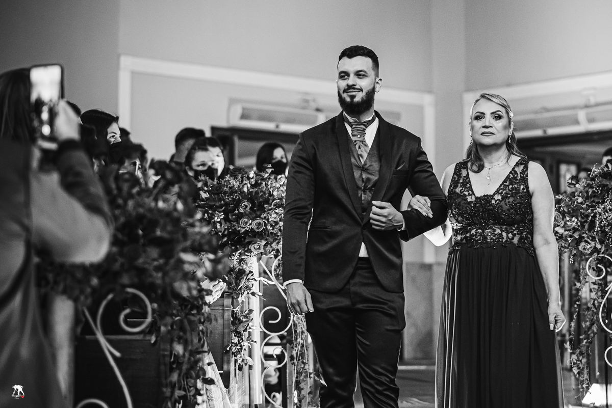 Entrada do noivo na cerimonia de casamento 