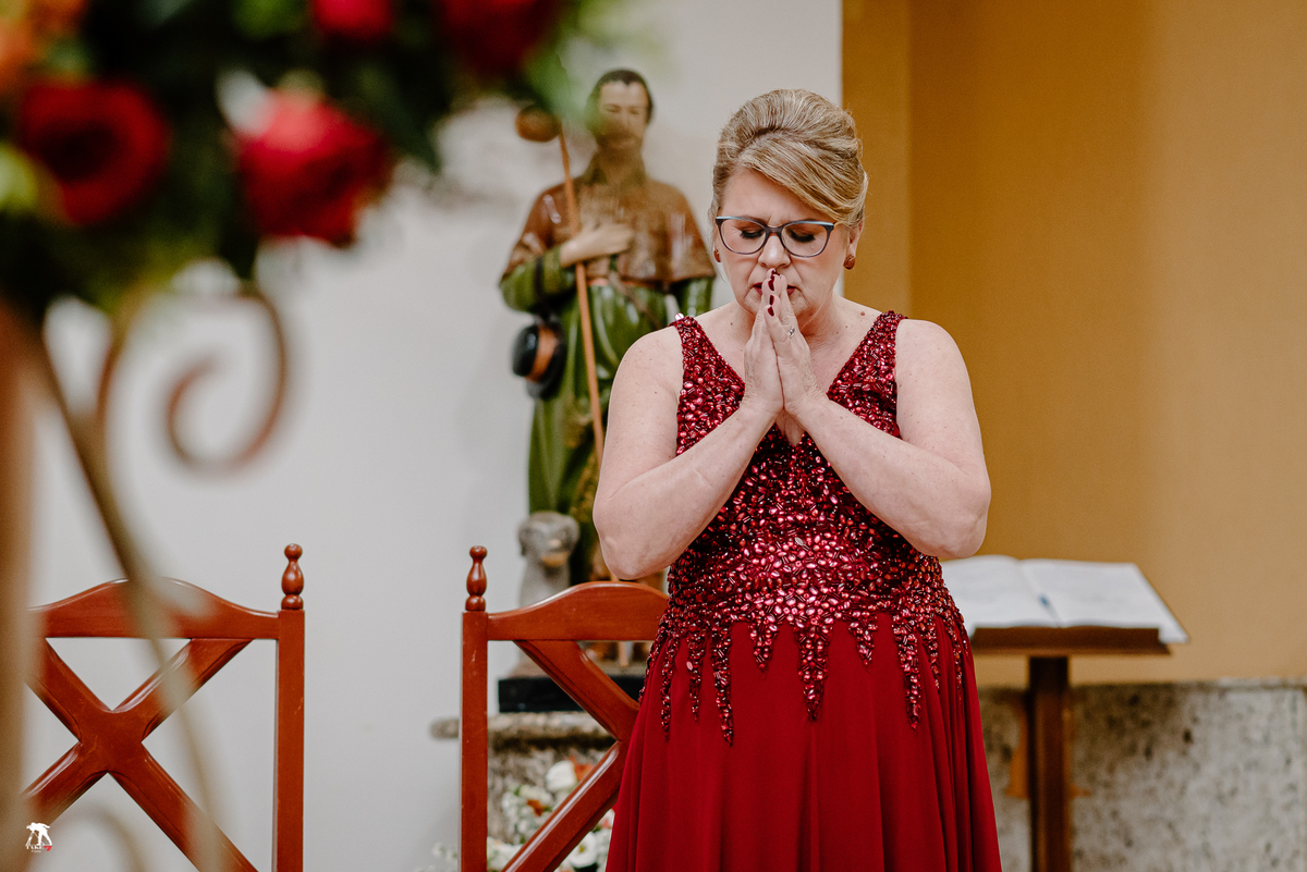 Mãe da noiva emocionada 