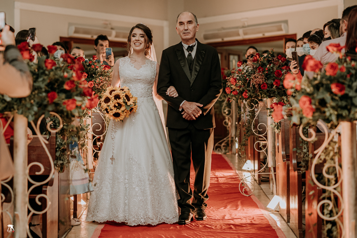 Entrada da noiva com o pai no casamento