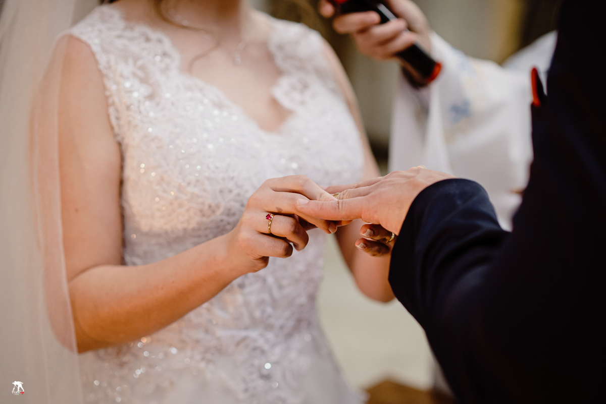 Noiva colocando aliança no noivo