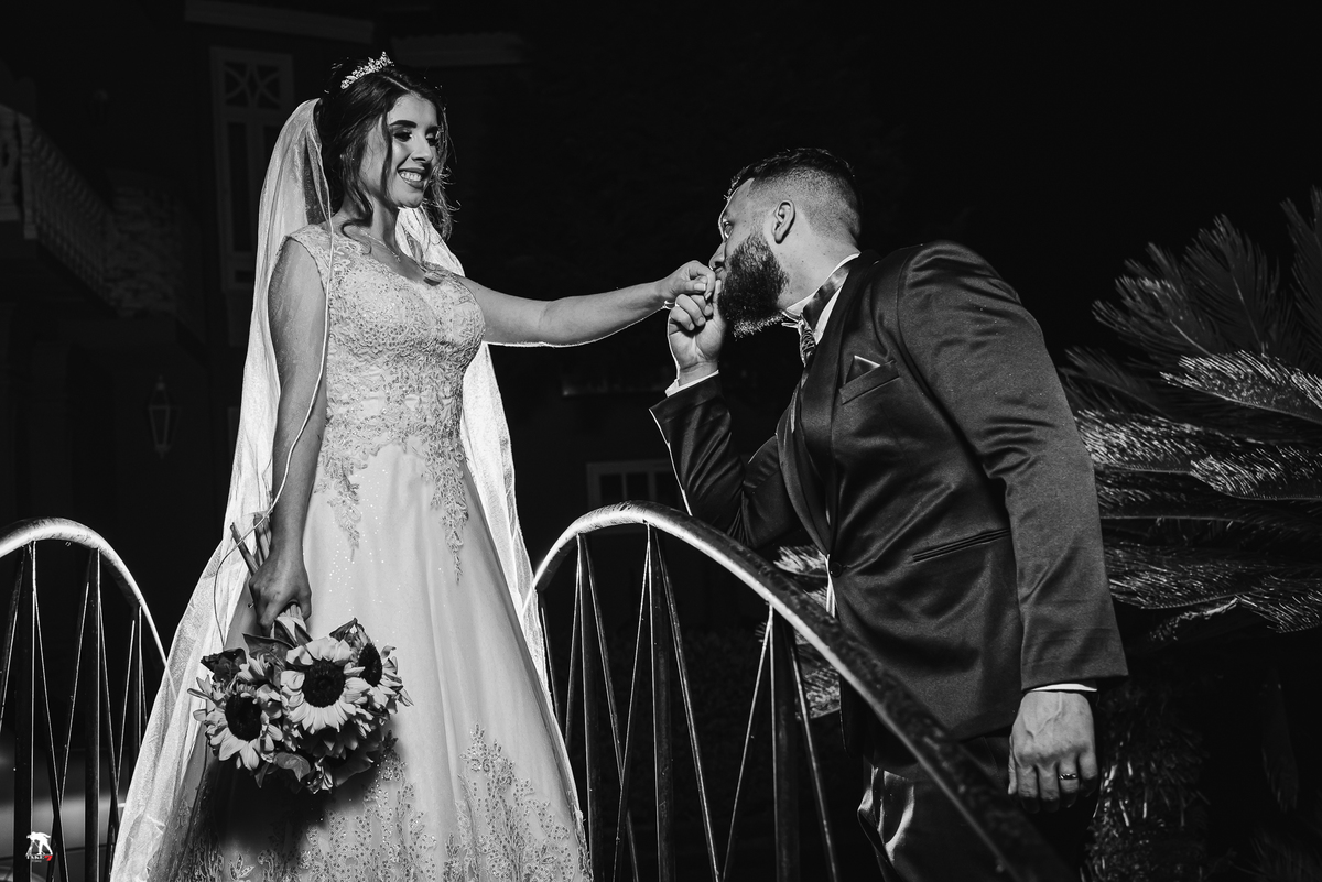 Noivo beijando a mão da noiva 