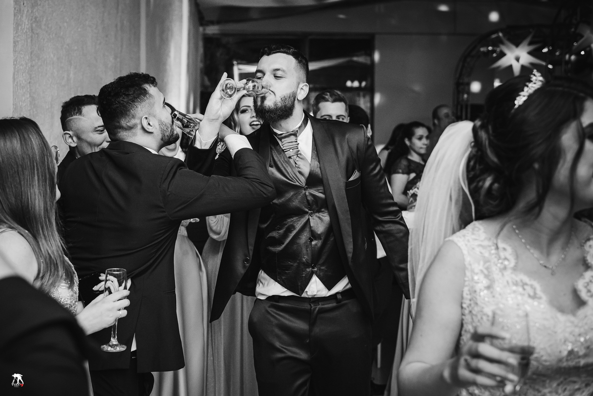 Noivo zoando no casamento