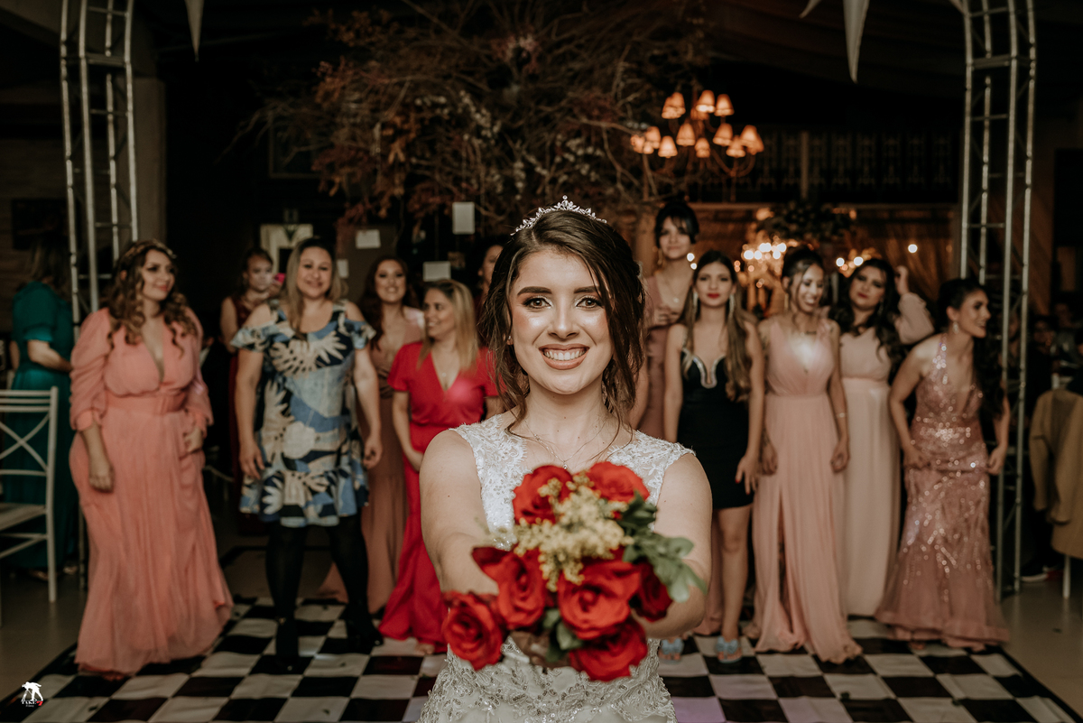 Noiva jogando o buque 