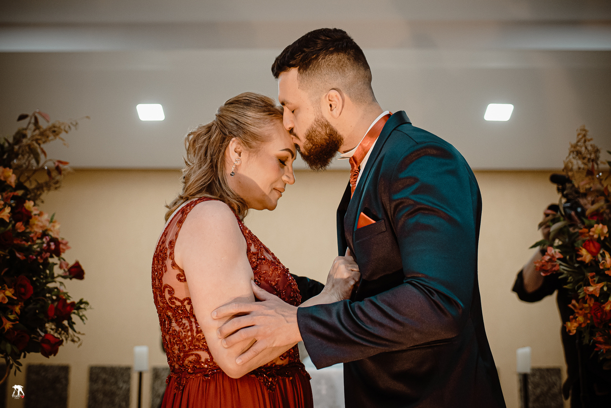 Noivo beijando a mãe 