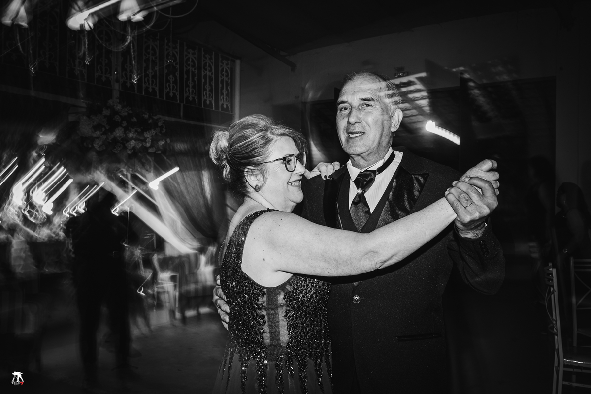 Pais da noiva dançando no casamento